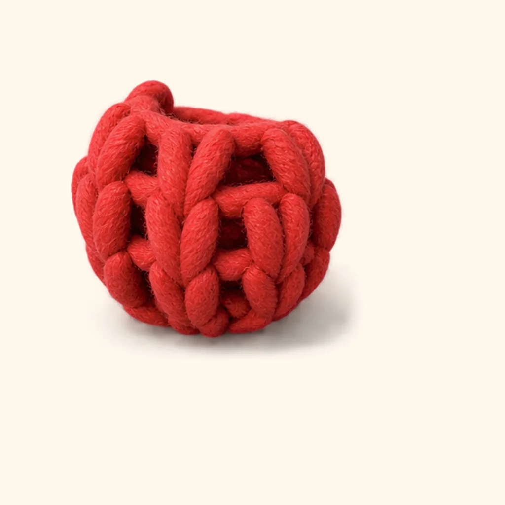 Christmas tree amigurumi: the finished red bauble (upper)