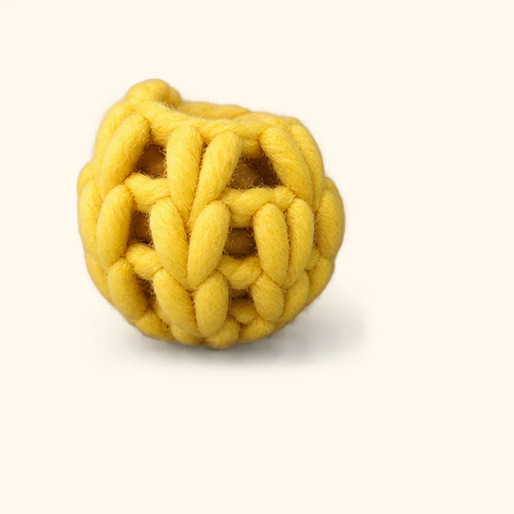 Christmas tree amigurumi: the finished yellow bauble (lower)