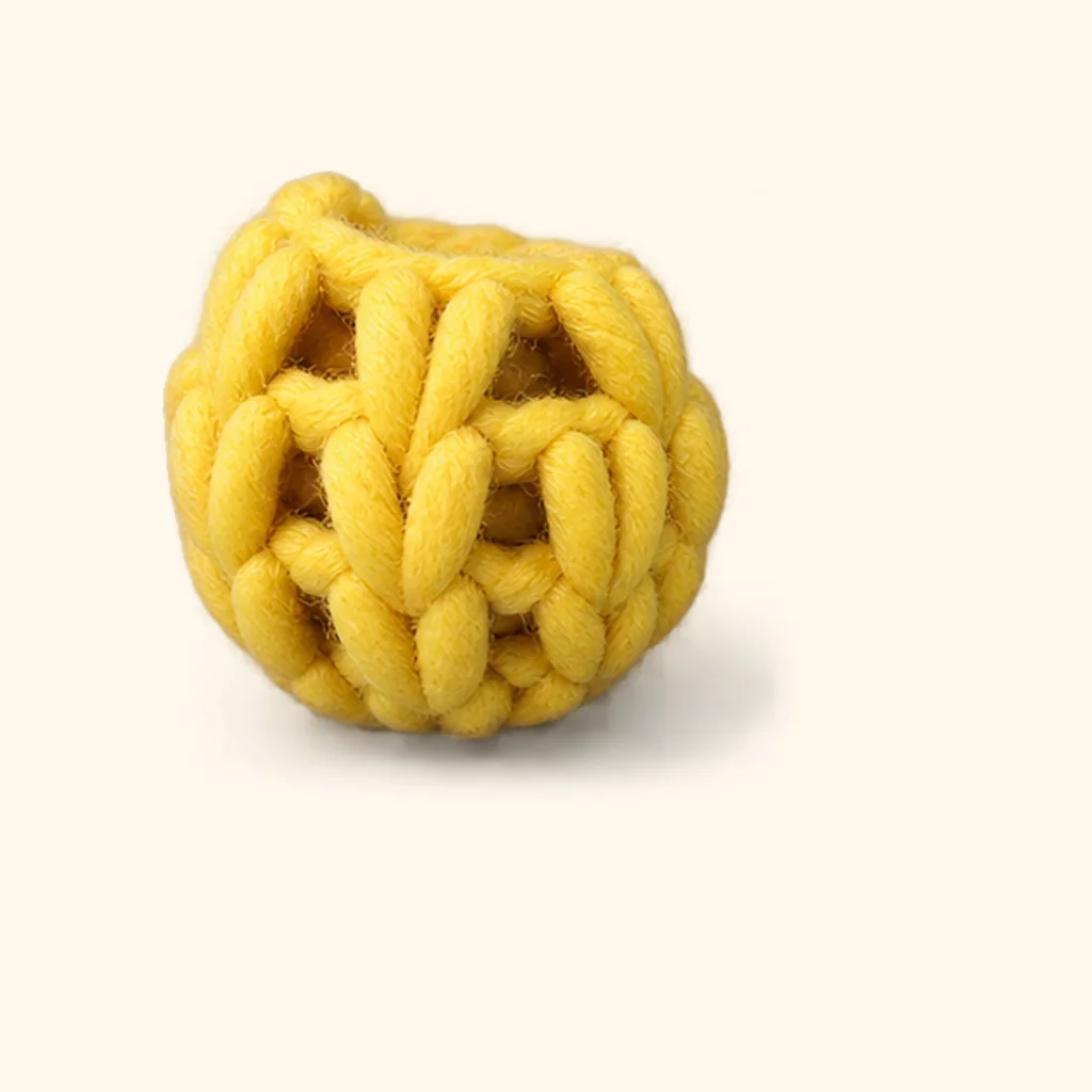Christmas tree amigurumi: the finished yellow bauble (upper)