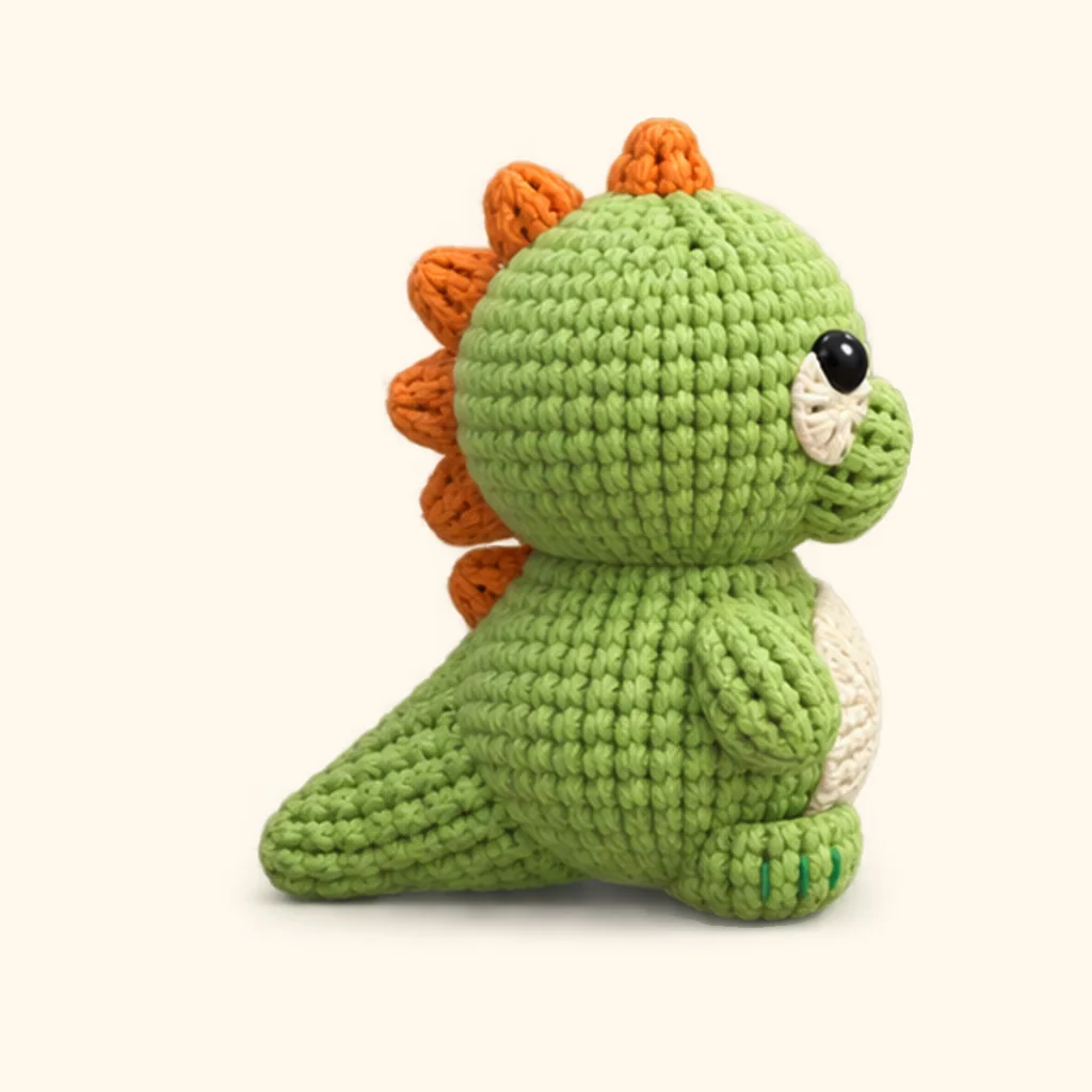 Dinosaur crochet assembly: attach the back spike