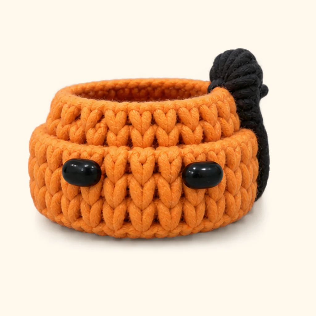 Kawaii ghost crochet assembly: sew the pumpkin eyes