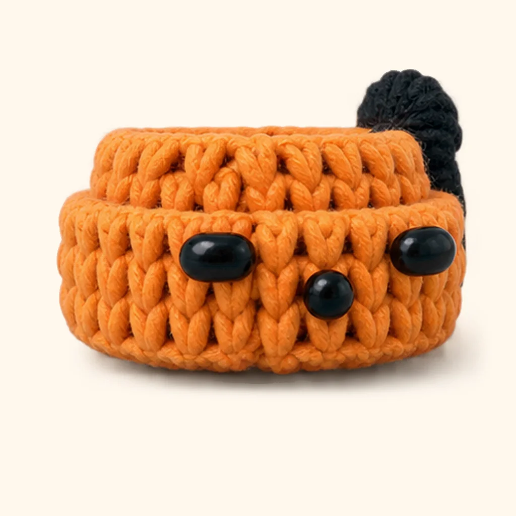 Kawaii ghost crochet assembly: sew the pumpkin nose