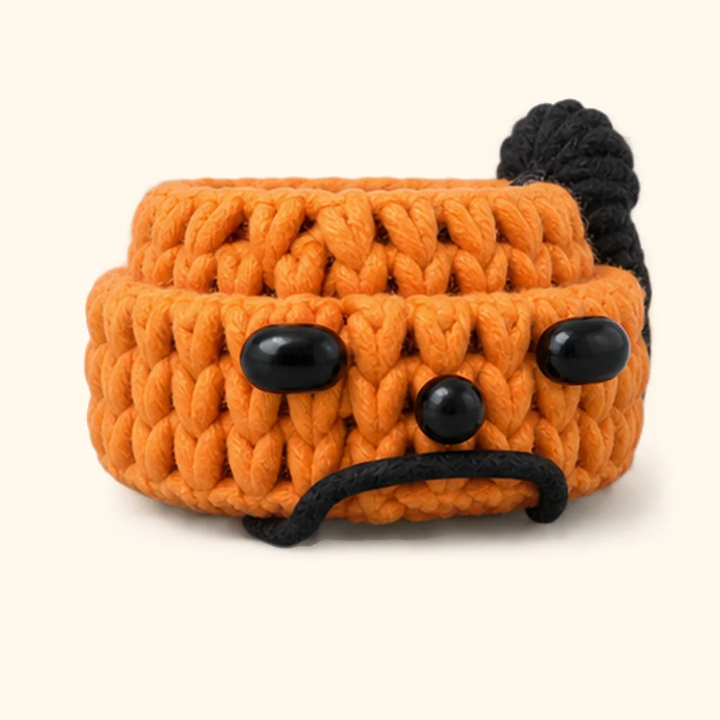 Kawaii ghost crochet assembly: sew the pumpkin mouth