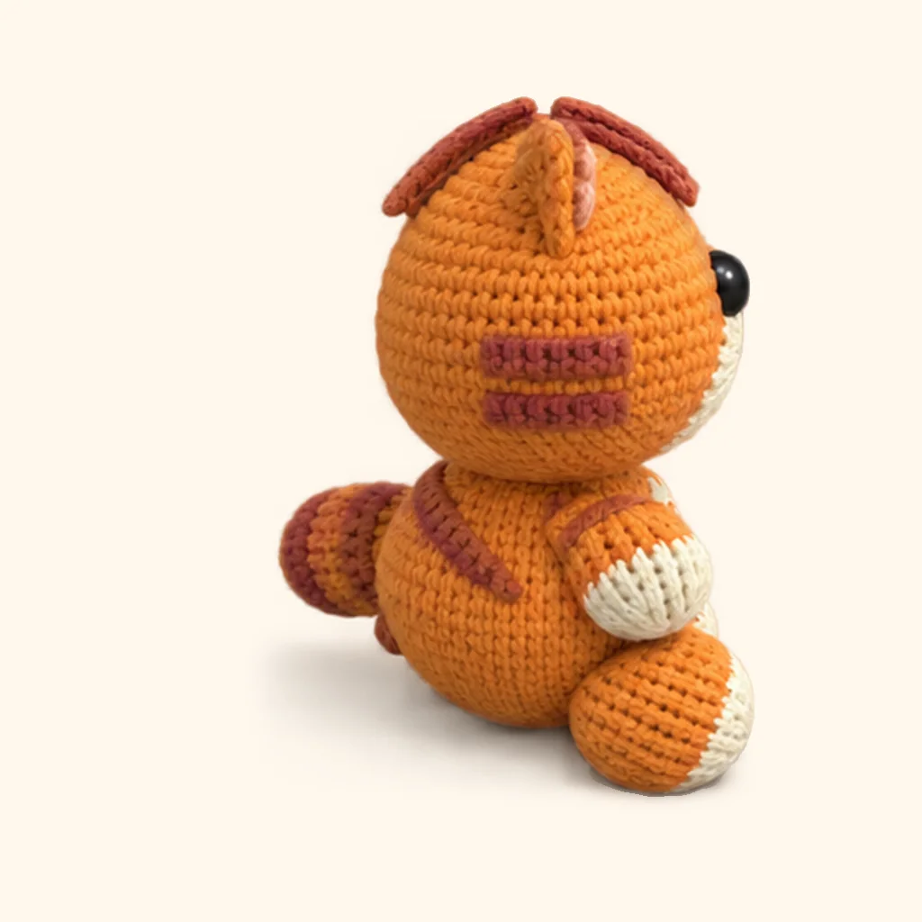 Orange tabby kitten crochet assembly: attach the upper back stripe