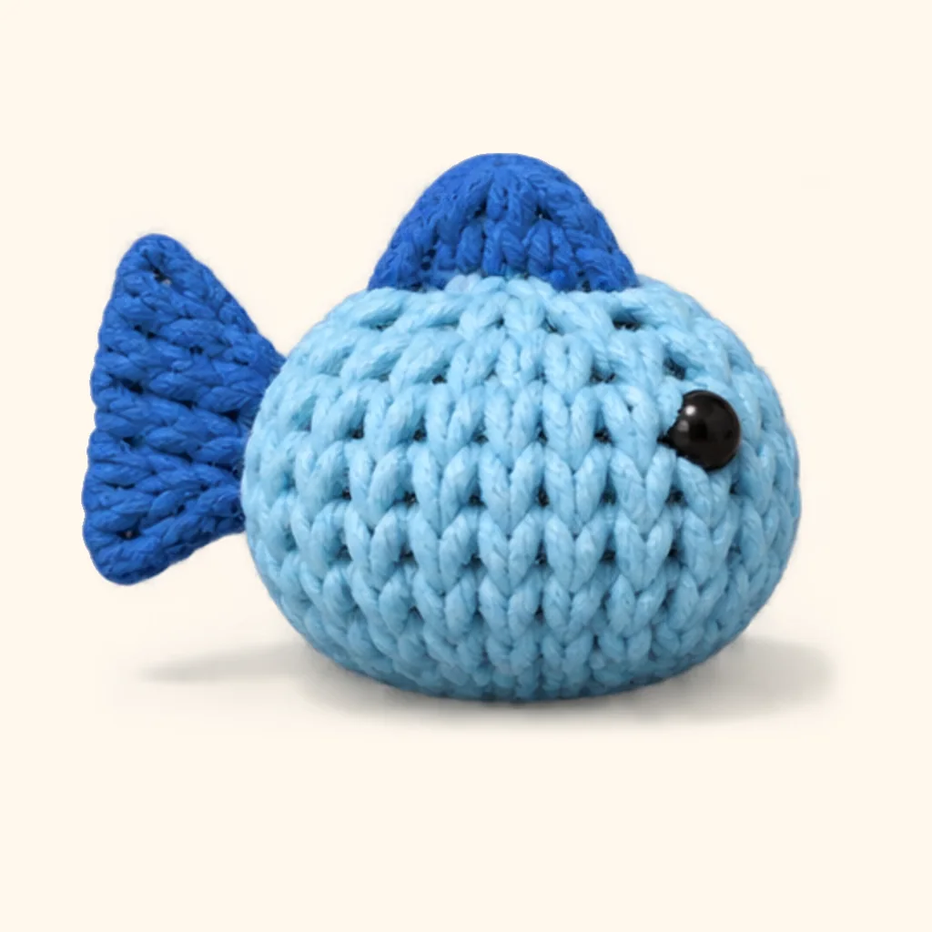 Penguin crochet assembly: attach the fish top fin